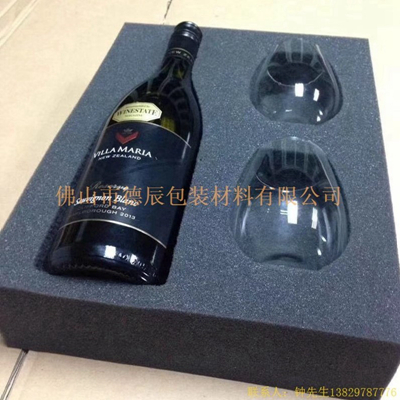 海綿內(nèi)托對各行各業(yè)產(chǎn)品起到絕緣、密封、防震、防塵、填充、隔音、固定，能夠保護包裝產(chǎn)品在運輸過程中安然無恙，起到保護產(chǎn)品的一個作用，同時可以美化產(chǎn)品，提升產(chǎn)品檔次。