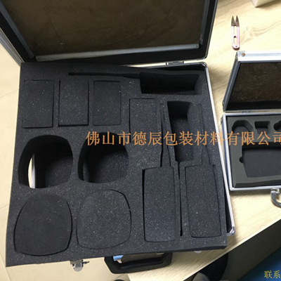 海綿內(nèi)托對各行各業(yè)產(chǎn)品起到絕緣、密封、防震、防塵、填充、隔音、固定，能夠保護包裝產(chǎn)品在運輸過程中安然無恙，起到保護產(chǎn)品的一個作用，同時可以美化產(chǎn)品，提升產(chǎn)品檔次。