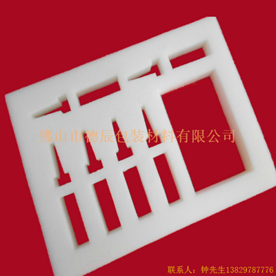 海綿內(nèi)托對各行各業(yè)產(chǎn)品起到絕緣、密封、防震、防塵、填充、隔音、固定，能夠保護包裝產(chǎn)品在運輸過程中安然無恙，起到保護產(chǎn)品的一個作用，同時可以美化產(chǎn)品，提升產(chǎn)品檔次。

