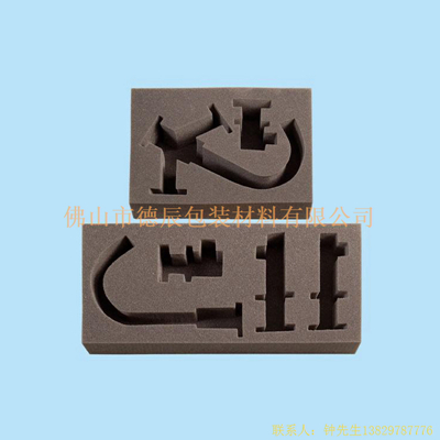海綿內(nèi)托對各行各業(yè)產(chǎn)品起到絕緣、密封、防震、防塵、填充、隔音、固定，能夠保護包裝產(chǎn)品在運輸過程中安然無恙，起到保護產(chǎn)品的一個作用，同時可以美化產(chǎn)品，提升產(chǎn)品檔次。