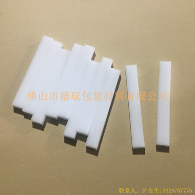 醫(yī)用防護(hù)面罩的海綿主要起到緩沖面部（主要是額頭）與PVC膠片的作用，起到密封的作用，因?yàn)楹＞d柔軟的特點(diǎn)，從而讓額頭與膠片完美的貼合，加上海綿柔軟與舒適性使得醫(yī)生在佩戴面罩的時(shí)候非常舒適。